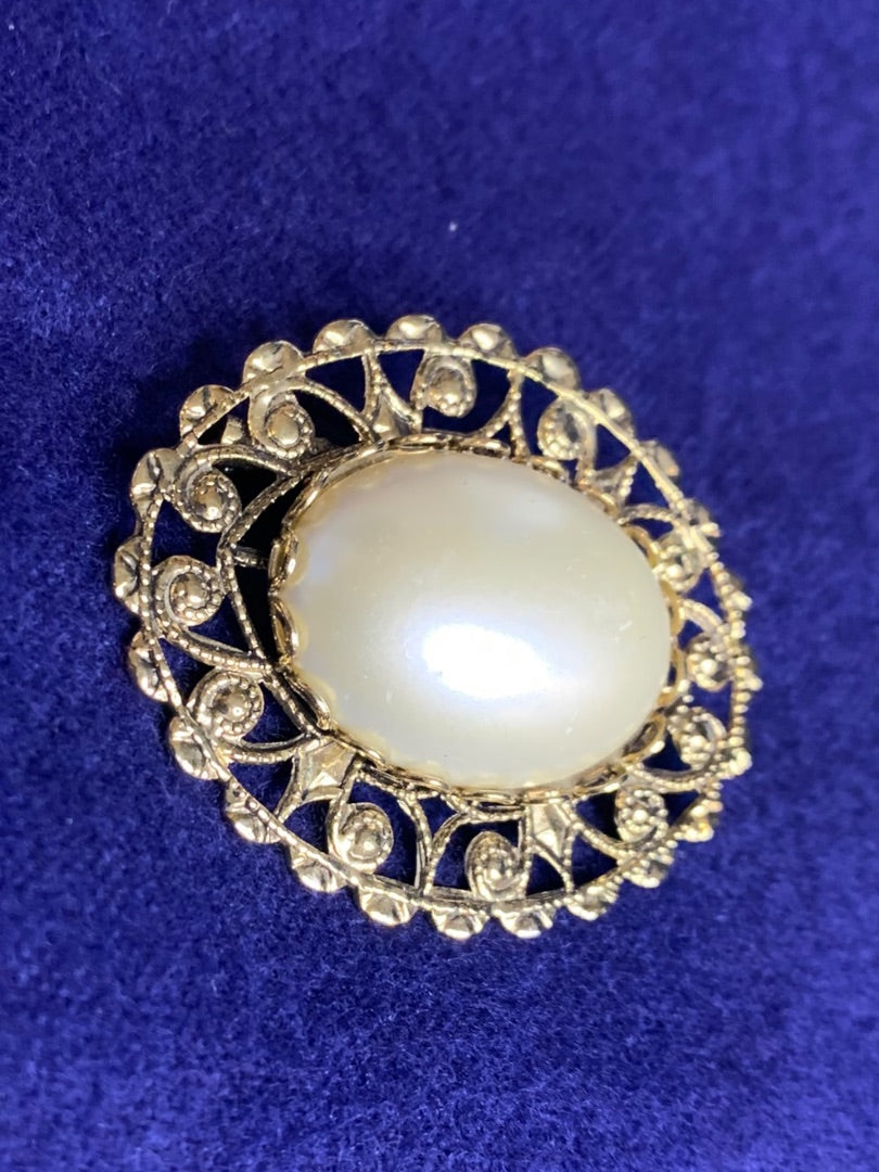 Goldtone Filigree Brooch Pin Oval Faux Pearl