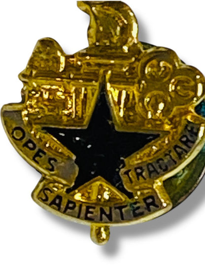 US Army Logistics University Unit Crest Pin Opens Sapienter Tractare .6"