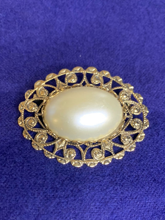 Goldtone Filigree Brooch Pin Oval Faux Pearl