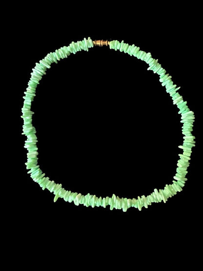 Vintage Spring Green Pukka Chip Bead Necklace Barrel Clasp 16 Inch