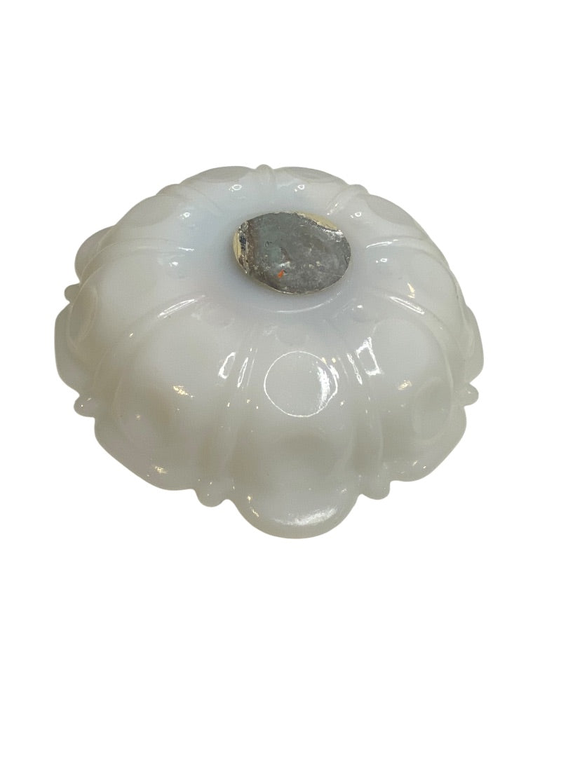 New York Worlds Fair Commemorative Ashtray Milk Glass 5.5"