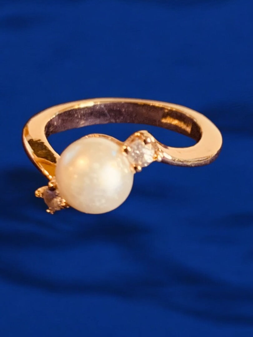Size 5.5 Goldtone 7mm Pearl Ring Classic Bypass Style
