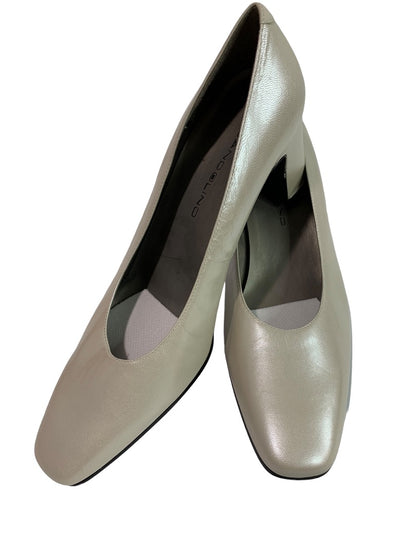Size 8.5M Bandolino Womens Beige Pearlized 2.75" Heel Shoes Transpos3