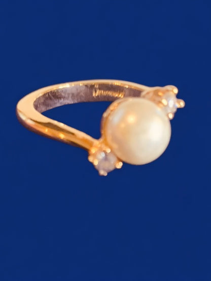 Size 5.5 Goldtone 7mm Pearl Ring Classic Bypass Style