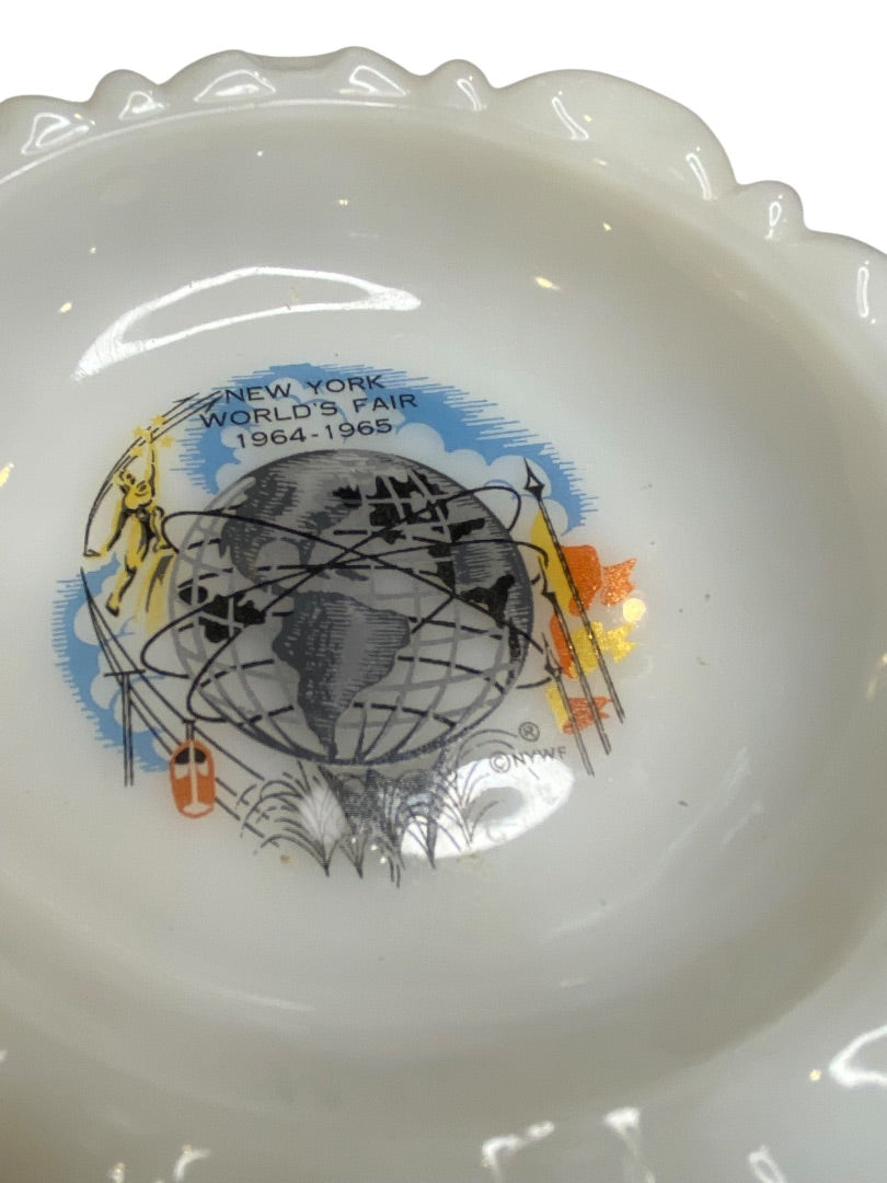 New York Worlds Fair Commemorative Ashtray Milk Glass 5.5"