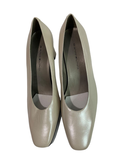 Size 8.5M Bandolino Womens Beige Pearlized 2.75" Heel Shoes Transpos3