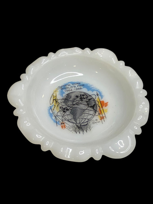 New York Worlds Fair Commemorative Ashtray Milk Glass 5.5"