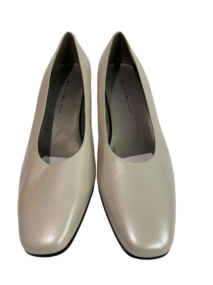 Size 8.5M Bandolino Womens Beige Pearlized 2.75" Heel Shoes Transpos3