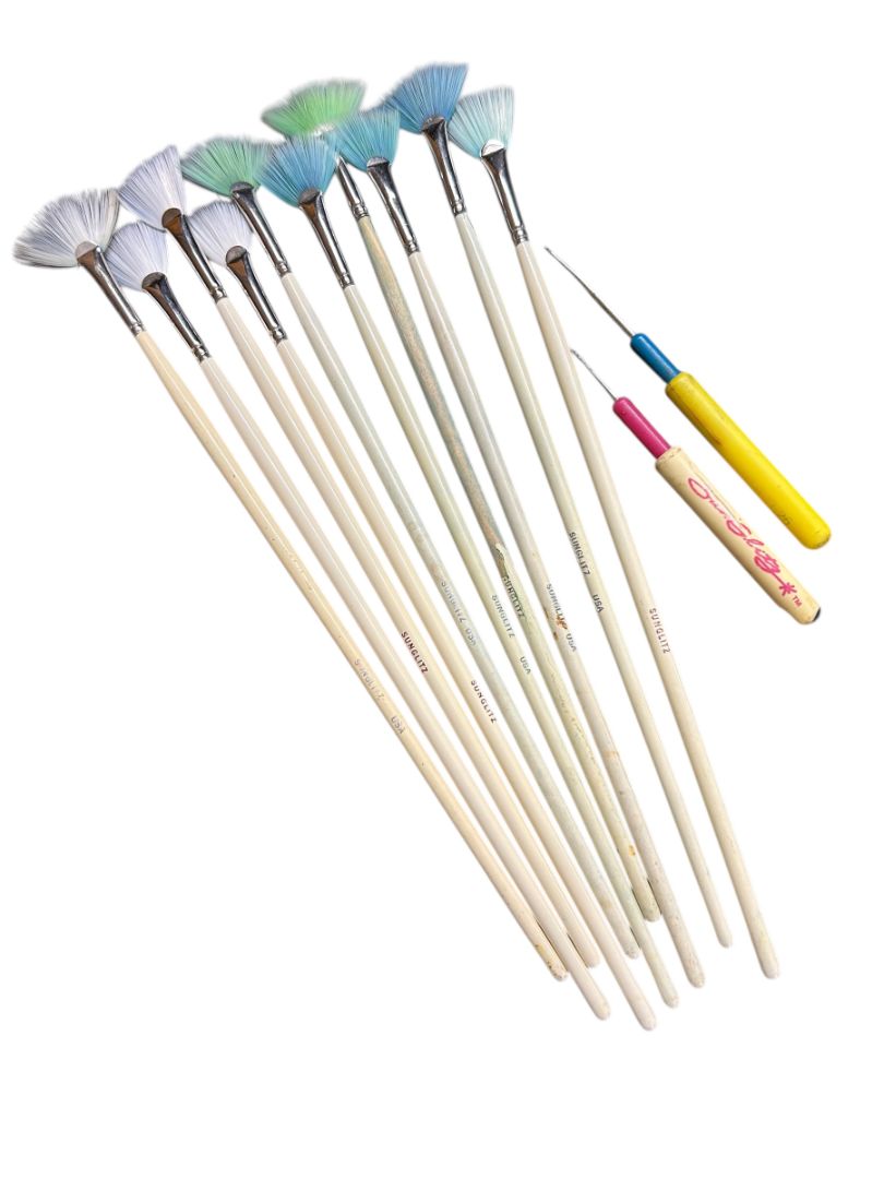 Lot of 12 Vintage Hair Hilighting Tools 10 Sunglitz Fan Brushes 2 Hooks