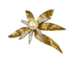 Vintage JOAN RIVERS Signed Gold Tone Rhinestone Flower Brooch Pin Faux Pearl