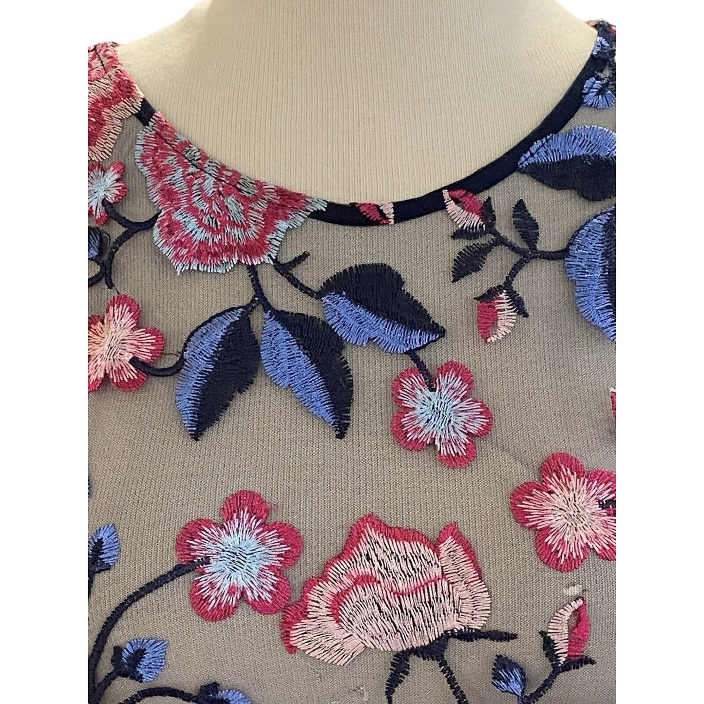 Size M Women’s Zara Floral Lace Flutter Sleeve Top Shirt Blouse