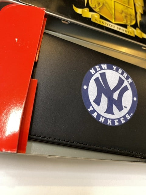 2005 New York Yankees New in Tin Checkbook Holder Siskiyou Sports