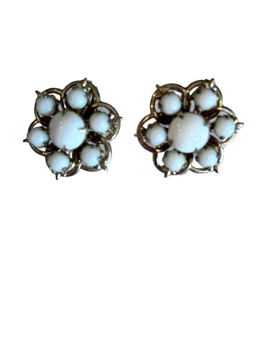 Vintage Screwback Non-Pierced Earrings White Beaded Goldtone Flower Shape 1"d