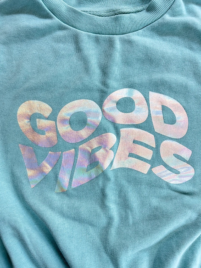 Medium Getafterit Women's Mint Green "Good Vibes" Pullover Crop Crewneck Sweatshirt