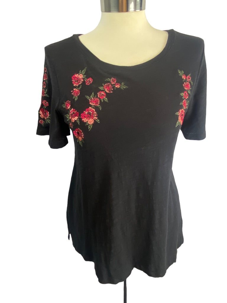 XS DG2 Diane Gilman Black Round Neck Women's Tshirt Red Pink Rose Embroidered