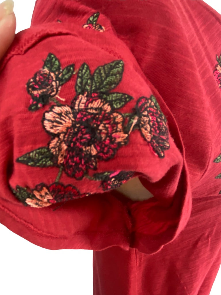 XS DG2 Diane Gilman Round Neck Women's Tshirt Red Pink Rose Embroidered