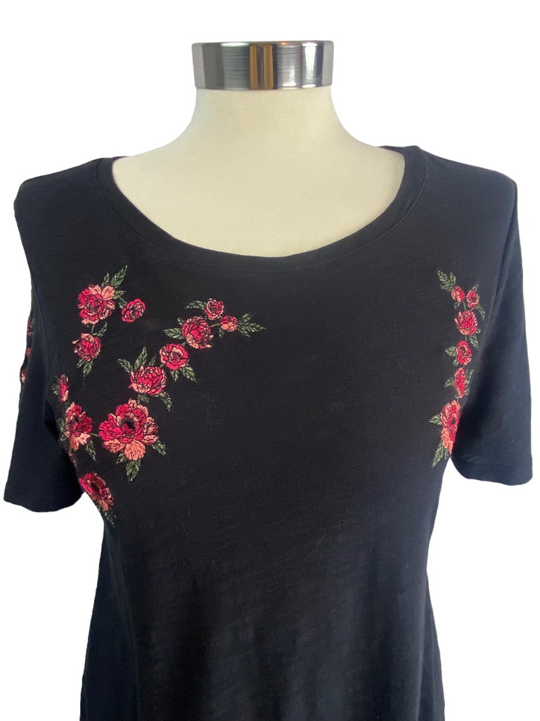 XS DG2 Diane Gilman Black Round Neck Women's Tshirt Red Pink Rose Embroidered