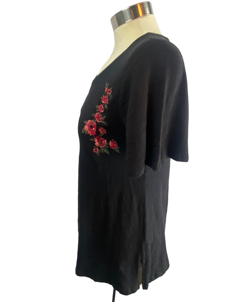 XS DG2 Diane Gilman Black Round Neck Women's Tshirt Red Pink Rose Embroidered