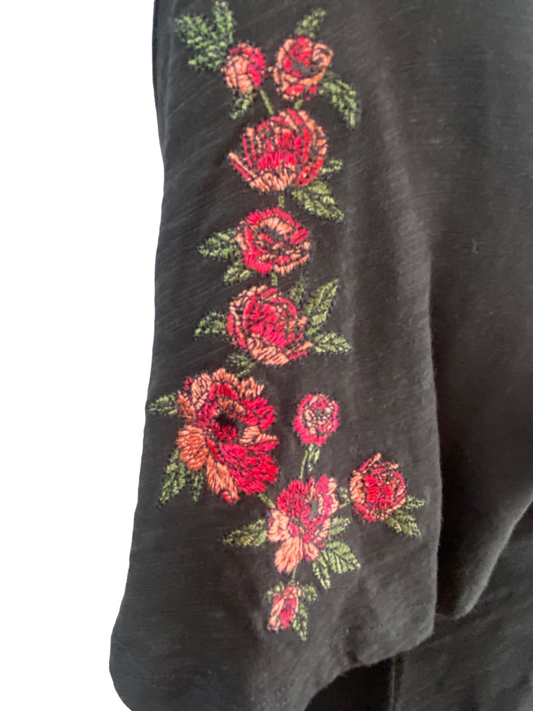 XS DG2 Diane Gilman Black Round Neck Women's Tshirt Red Pink Rose Embroidered