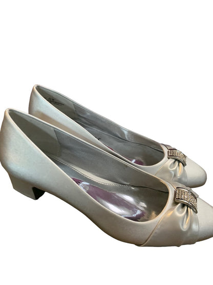 8.5M Easy Street Alive 5 Silver Satin Embellished Pump Women's Heels New