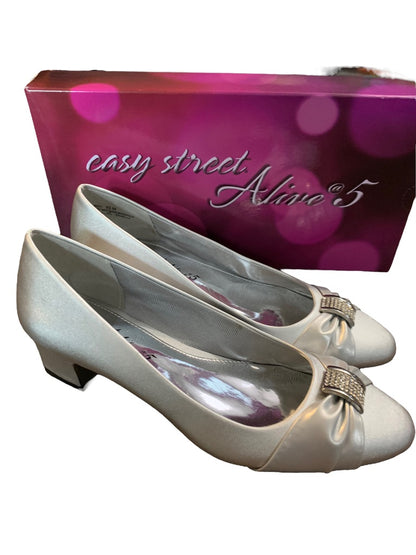 8.5M Easy Street Alive 5 Silver Satin Embellished Pump Women's Heels New