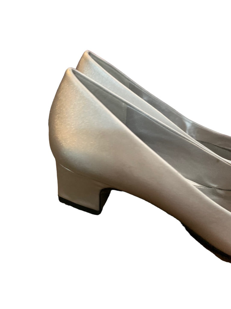 8.5M Easy Street Alive 5 Silver Satin Embellished Pump Women's Heels New