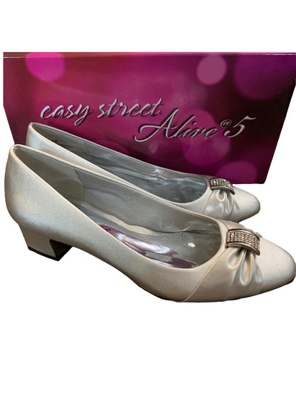 8M Easy Street Alive 5 Silver Satin Embellished Pump Women's Heels New