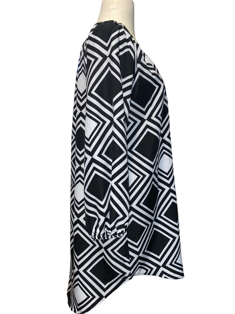 Medium Mudpie Black and White Diamond Pattern Tunic Blouse