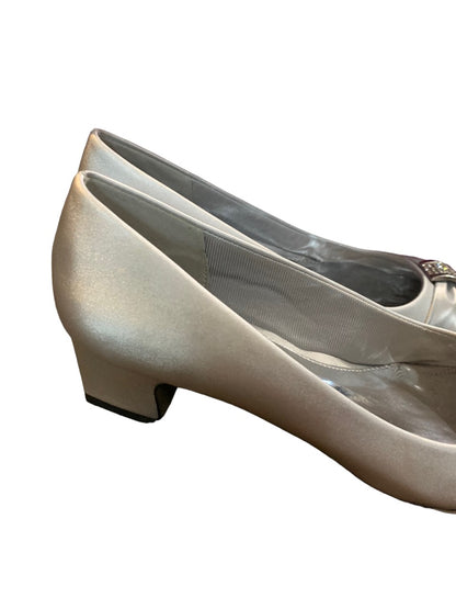 8M Easy Street Alive 5 Silver Satin Embellished Pump Women's Heels New