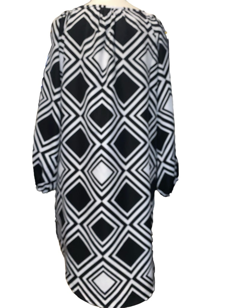 Medium Mudpie Black and White Diamond Pattern Tunic Blouse